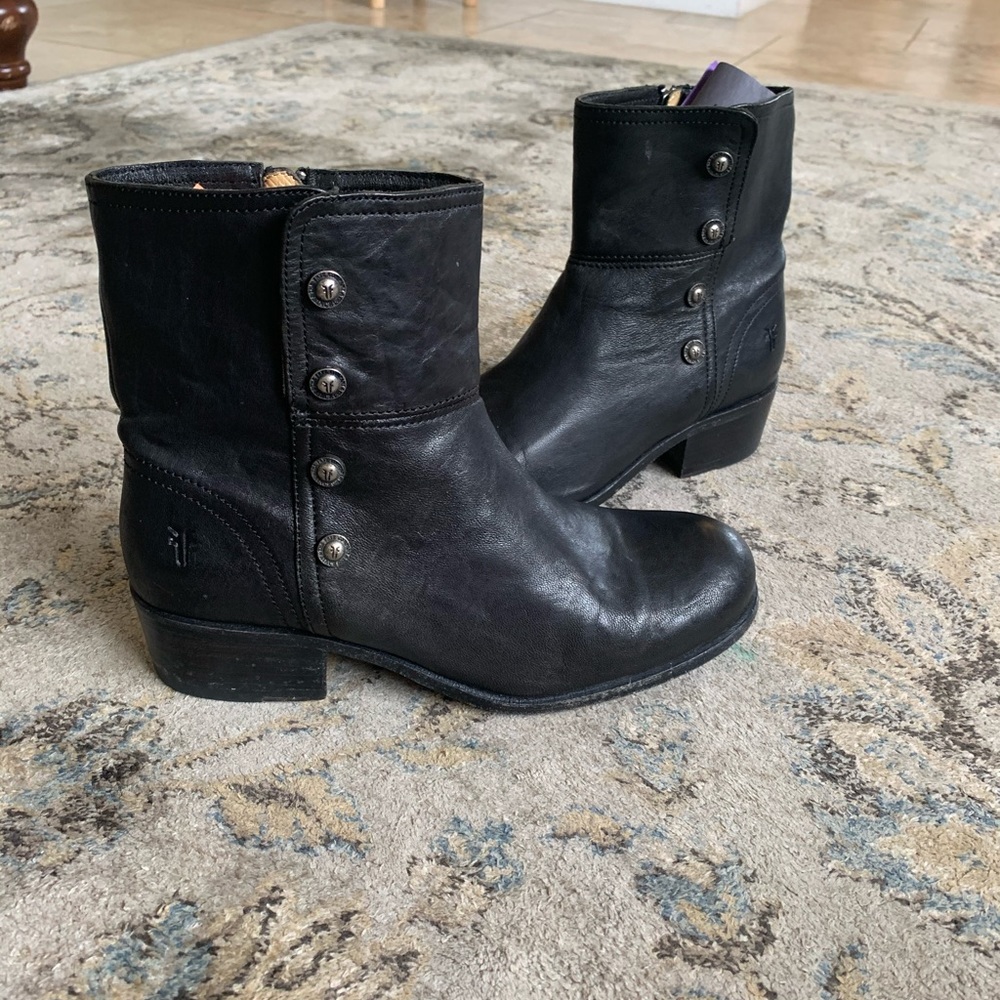 Frye black leather boots ❤️